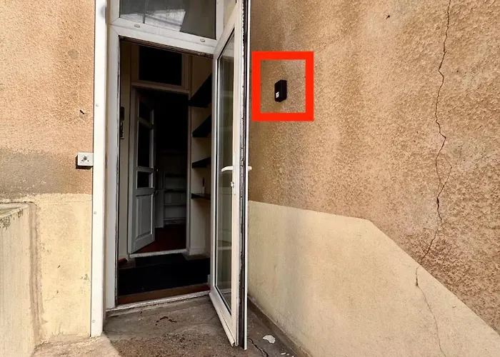 Apartment Between Books & Power G4 Self Check In *